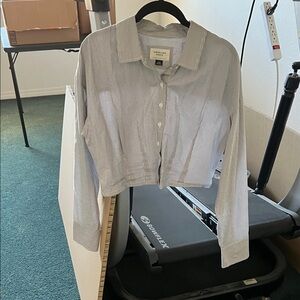American Eagle gray & white striped cropped button-up long-sleeve shirt in L